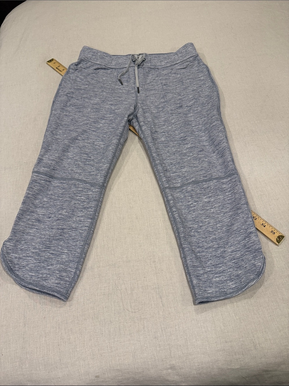 Lululemon women’s  Heathered Light Gray Cropped Drawstring Pants size 10